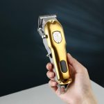 ماشین اصلاح موی سر و صورت تریمر وی جی آر مدل V-652، با طراحی ارگونومیک، دارای اهرم تنظیم و صفحه نمایشگر، منبع انرژی باتری قابل شارژ، اندازه اصلاح 3 تا 12 میلی‌متر، جنس تیغه استیل پیشرفته، مدت زمان شارژ 120 دقیقه و مدت زمان استفاده پس از شارژ 120 دقیقه - Image 2